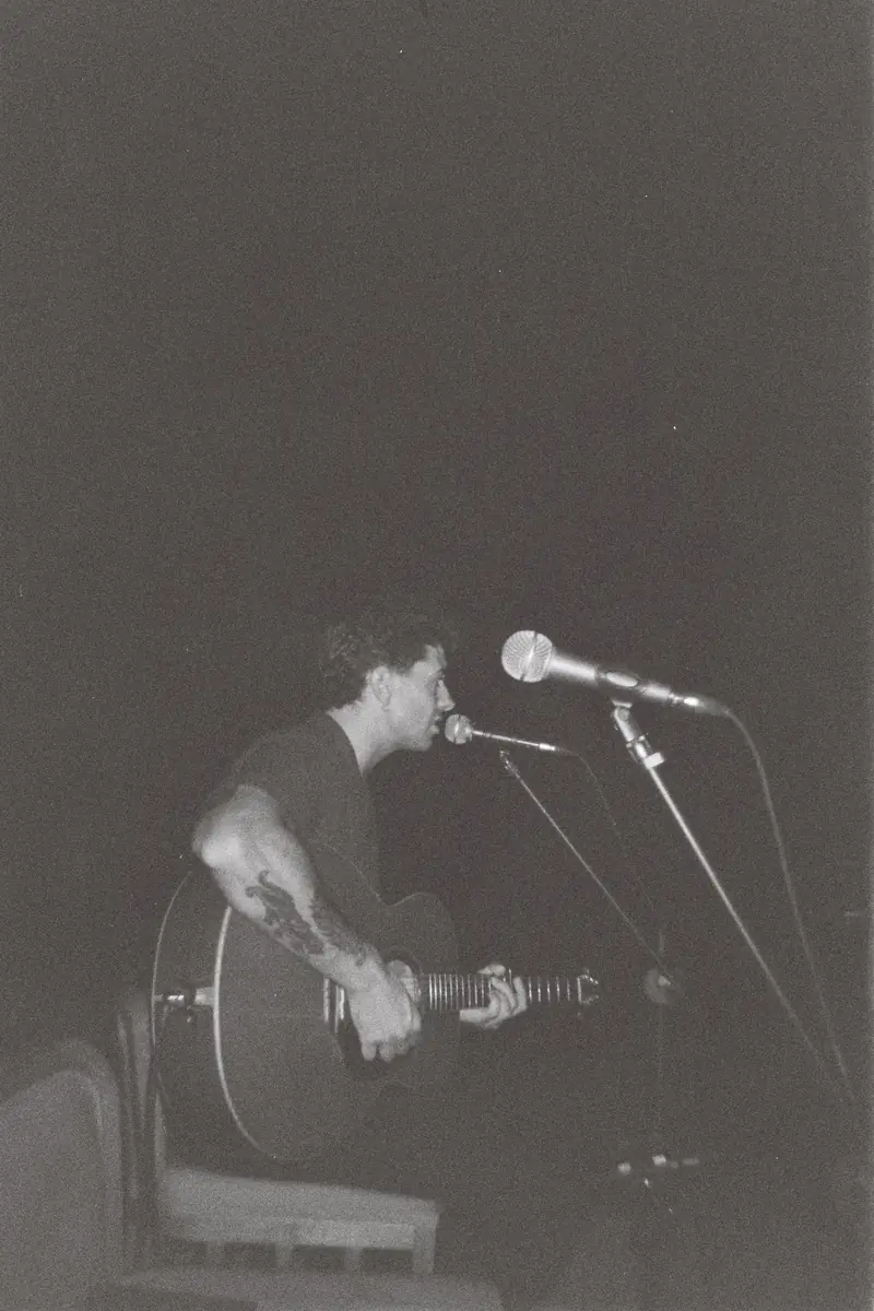 Franc cantando en B/N frente al micrófono